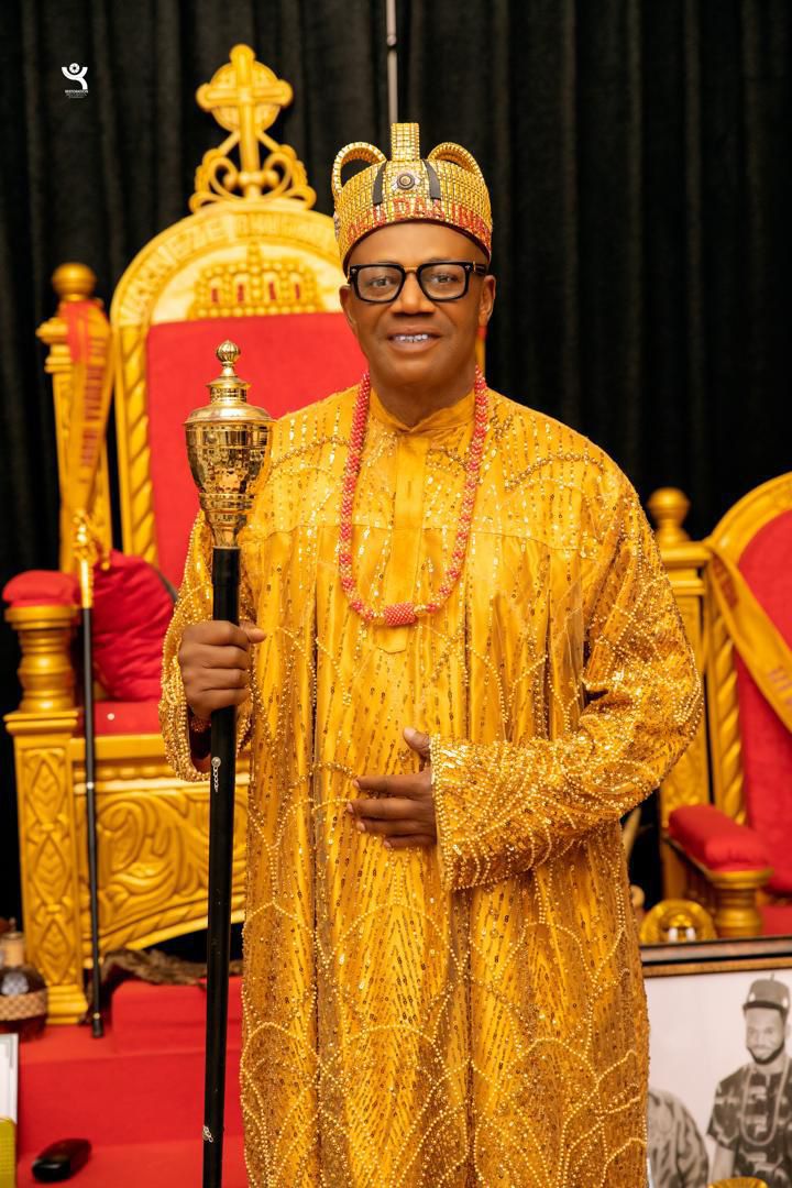 Host with royal guest seated by the throne